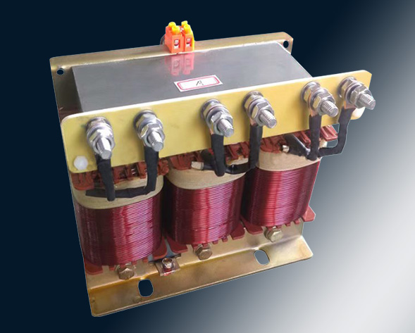 TKSG/TKDG濾波電抗器通過(guò)的是交流電流，它與濾波電容器串聯(lián)使用，組成諧振電路，使其在規(guī)定的頻率點(diǎn)上諧振，濾指定的高次諧波；同時(shí)還可實(shí)玖電力系統(tǒng)的無(wú)功補(bǔ)償和…