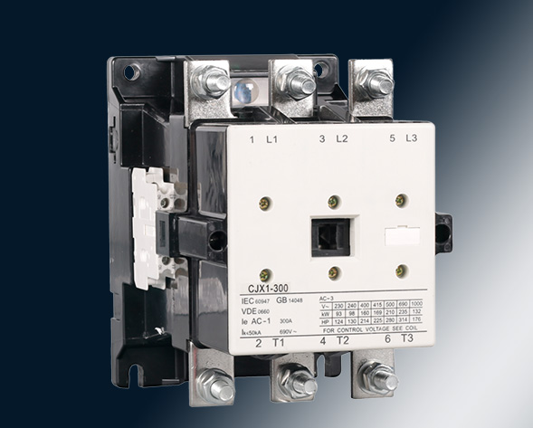 CJX1交流接觸器適用于交流50Hz或60Hz、電壓至690V、電流至475A的電力線(xiàn)路中，供遠(yuǎn)距離頻繁起動(dòng)和控制電動(dòng)機(jī)及接通與分?jǐn)嚯娐?。?jīng)加裝機(jī)械聯(lián)鎖機(jī)構(gòu)后組…